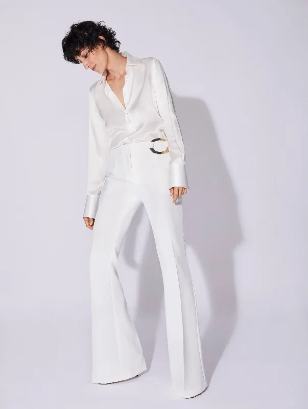 Pantalon coupe flare en crêpe blanc à boucle bijou